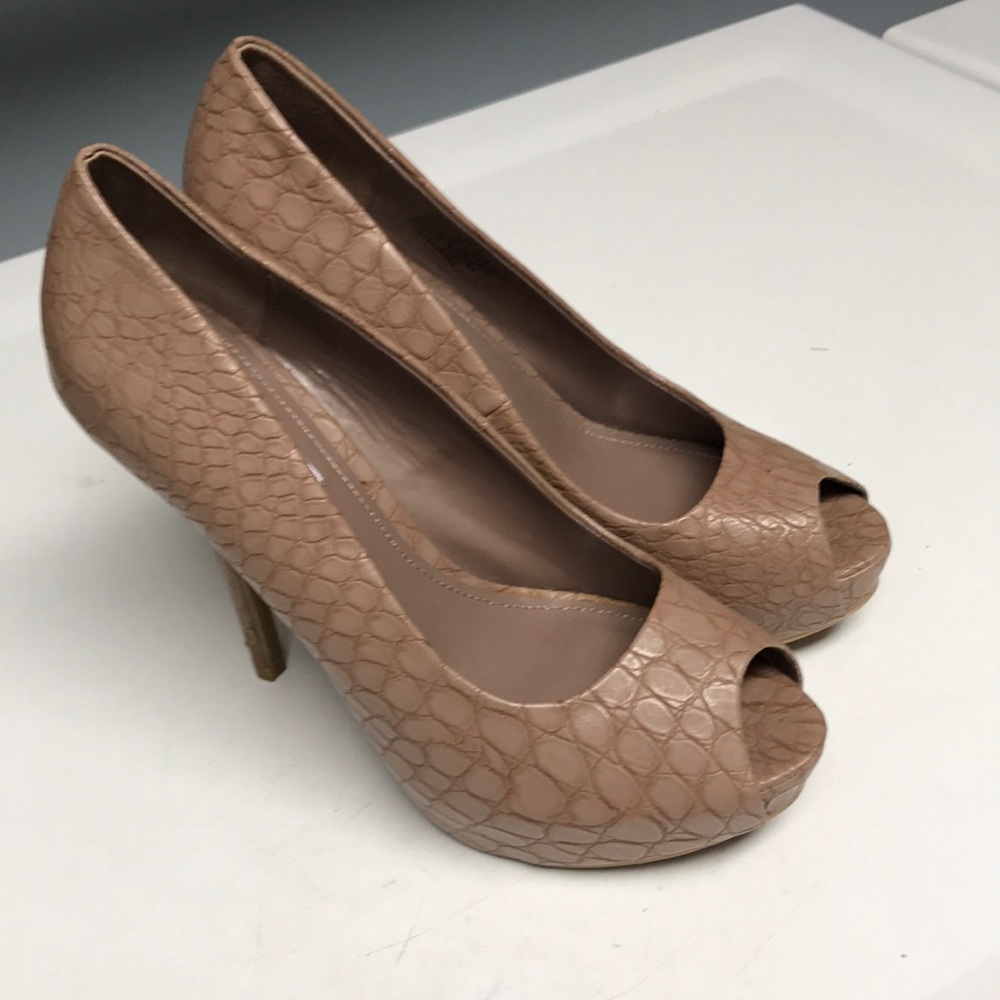 Jennifer Lopez peep-toe platform heels